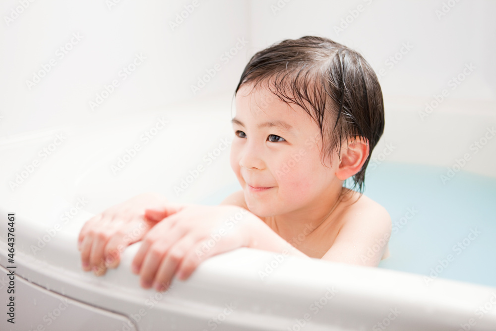 入浴する男の子 入浴する男の子