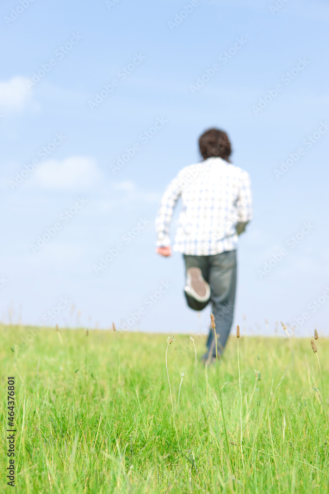 走っている男性の後姿