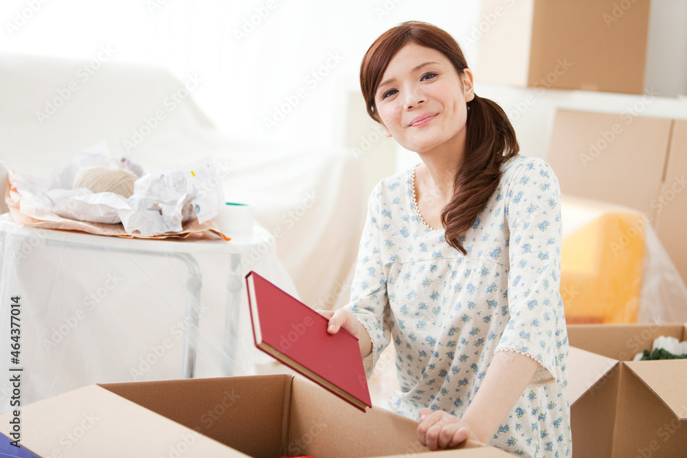 引っ越し作業をする女性