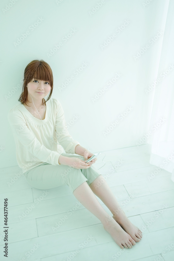 スマートフォンで音楽を聞く女性