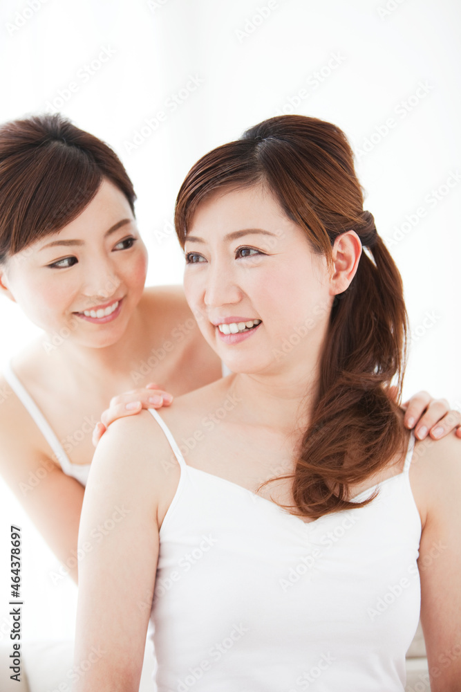 肩に手を乗せる娘と母親 肩に手を乗せる娘と母親