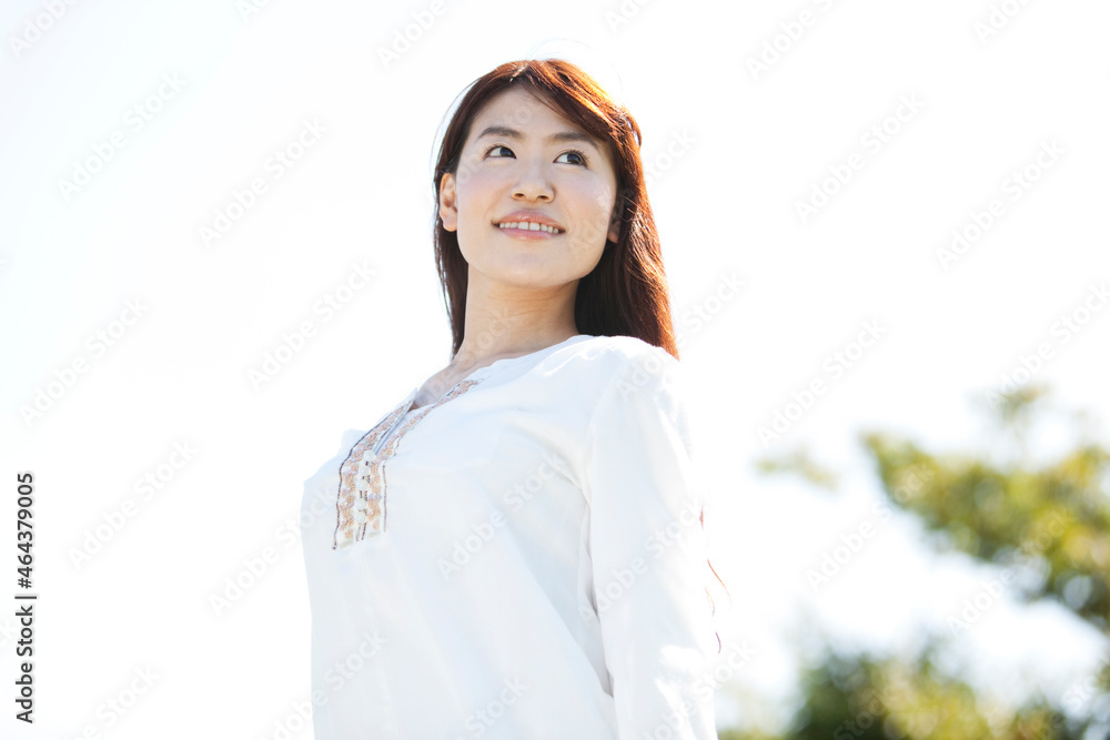 遠くを眺める女性 遠くを眺める女性