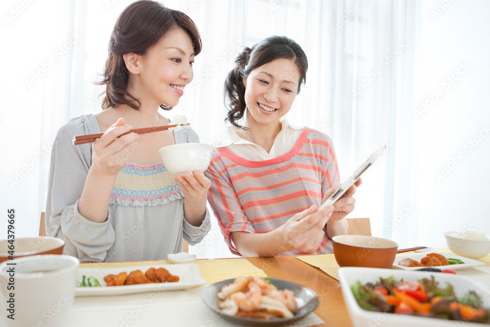 タブレットPCを見ている女性2人