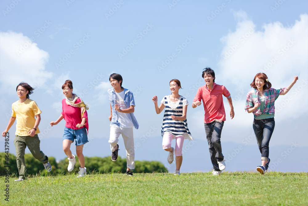 © amanaimages - 走っている若者6人 © amanaimages - 走っている若者6人