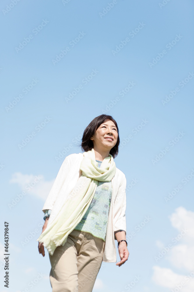 遠くを眺める中高年女性