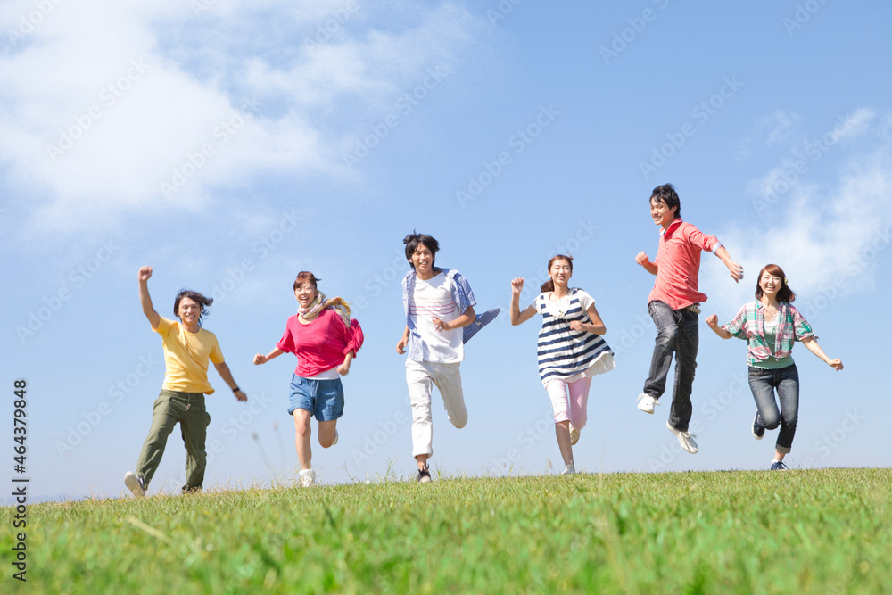 走っている若者6人