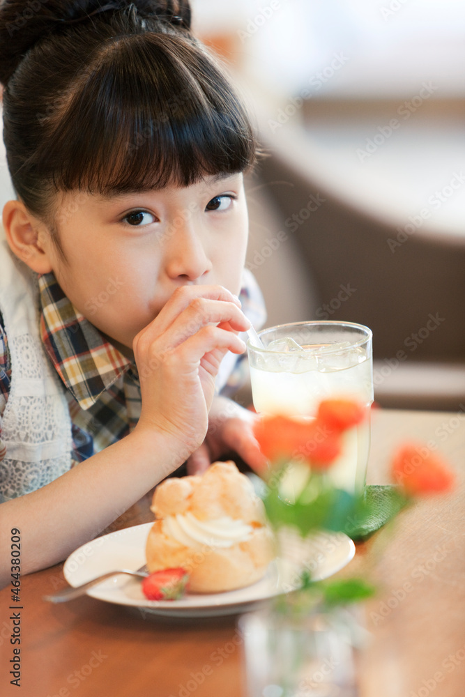 カフェでジュースを飲む女の子 カフェでジュースを飲む女の子