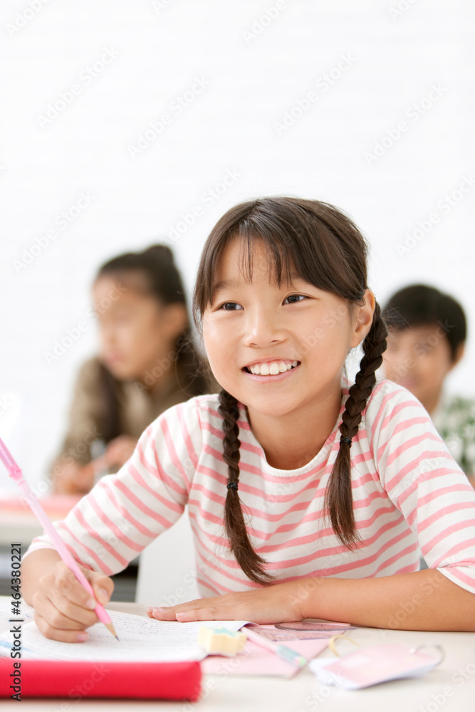 笑顔で勉強する女の子 笑顔で勉強する女の子
