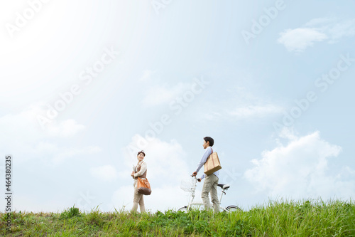 野原を歩くカップル