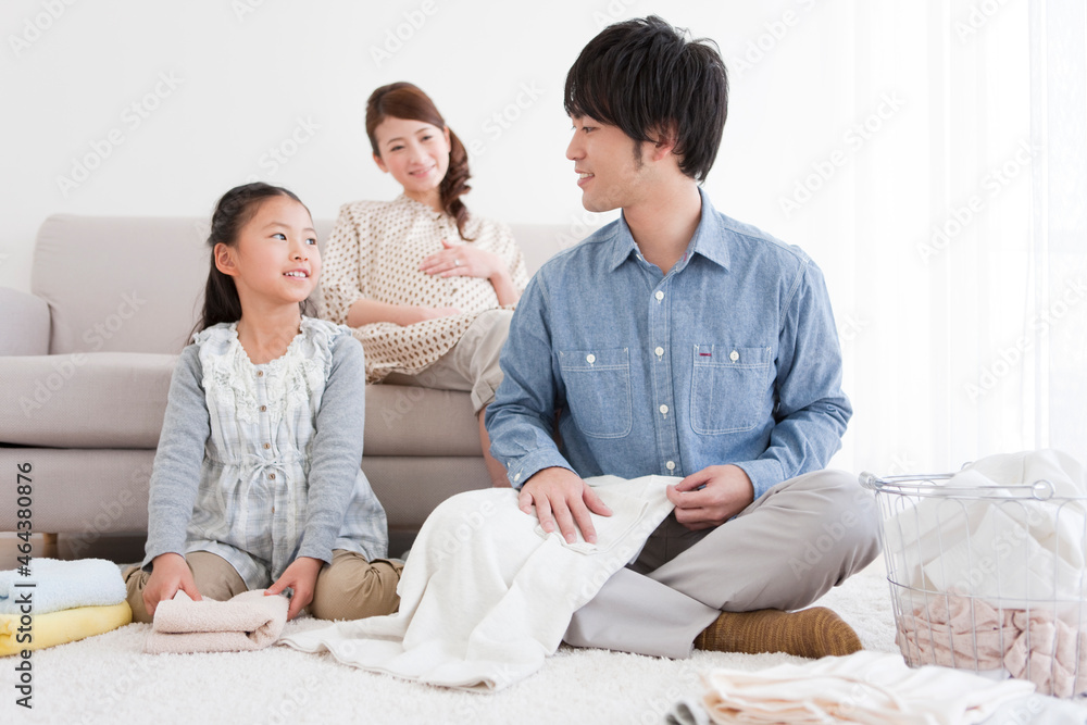 洗濯物を畳む家族3人