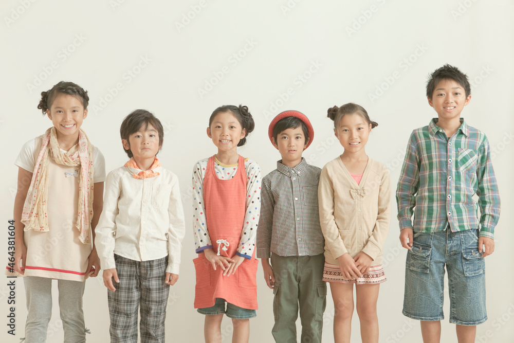 並んで立つ小学生6人