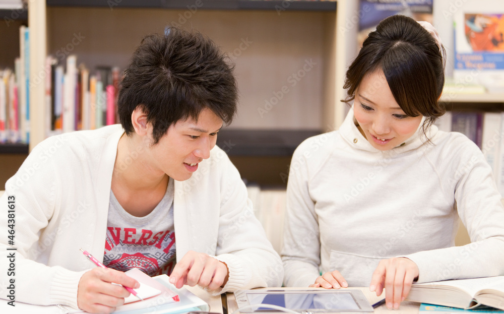 勉強する大学生カップル 勉強する大学生カップル