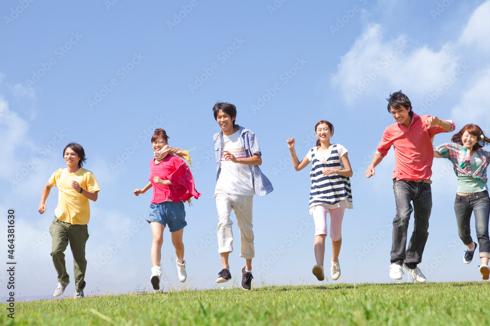 走っている若者6人