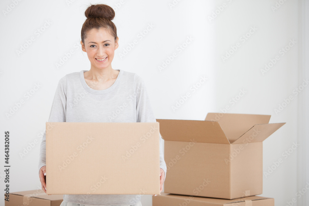 ダンボール箱を持っている笑顔の女性 ダンボール箱を持っている笑顔の女性