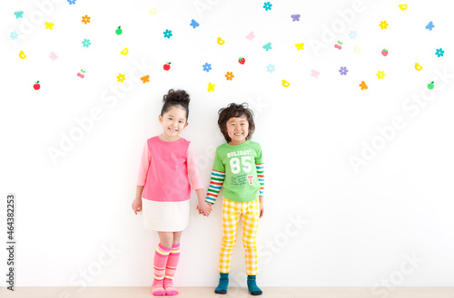 手をつないでる男の子と女の子 photo