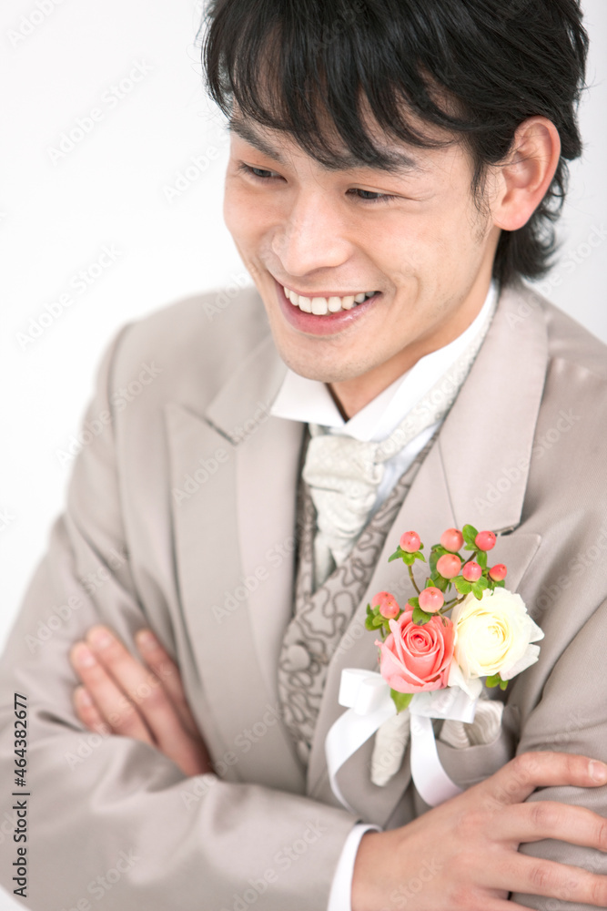 腕を組む新郎