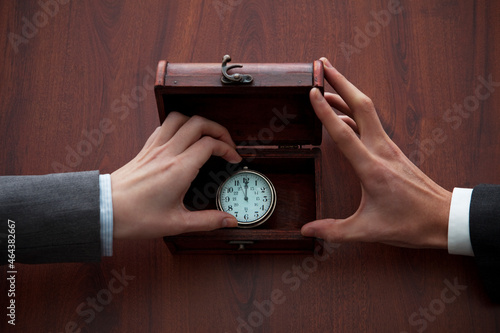 懐中時計をつかむ2人の手 photo