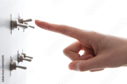 スイッチを押そうとする手