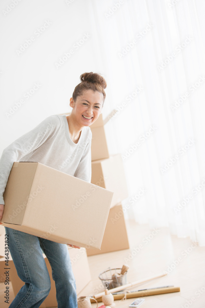 ダンボール箱を持っている笑顔の女性 ダンボール箱を持っている笑顔の女性