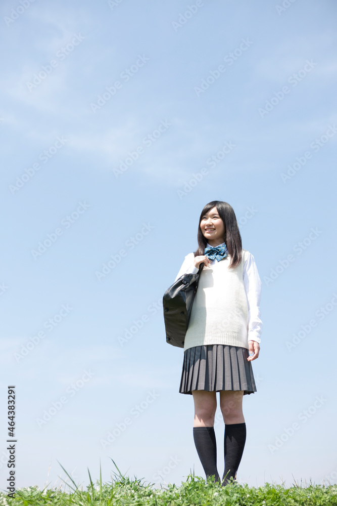 土手に立つ女子高生 土手に立つ女子高生