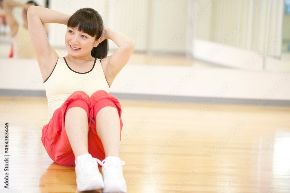 ストレッチをする女性 ストレッチをする女性