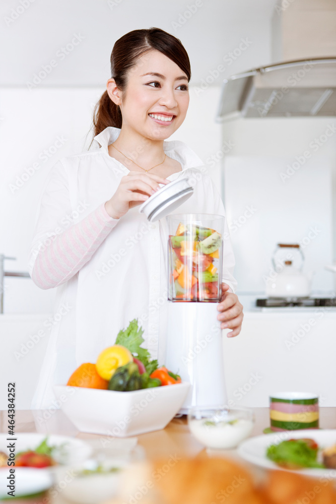 朝食の準備をする女性 朝食の準備をする女性