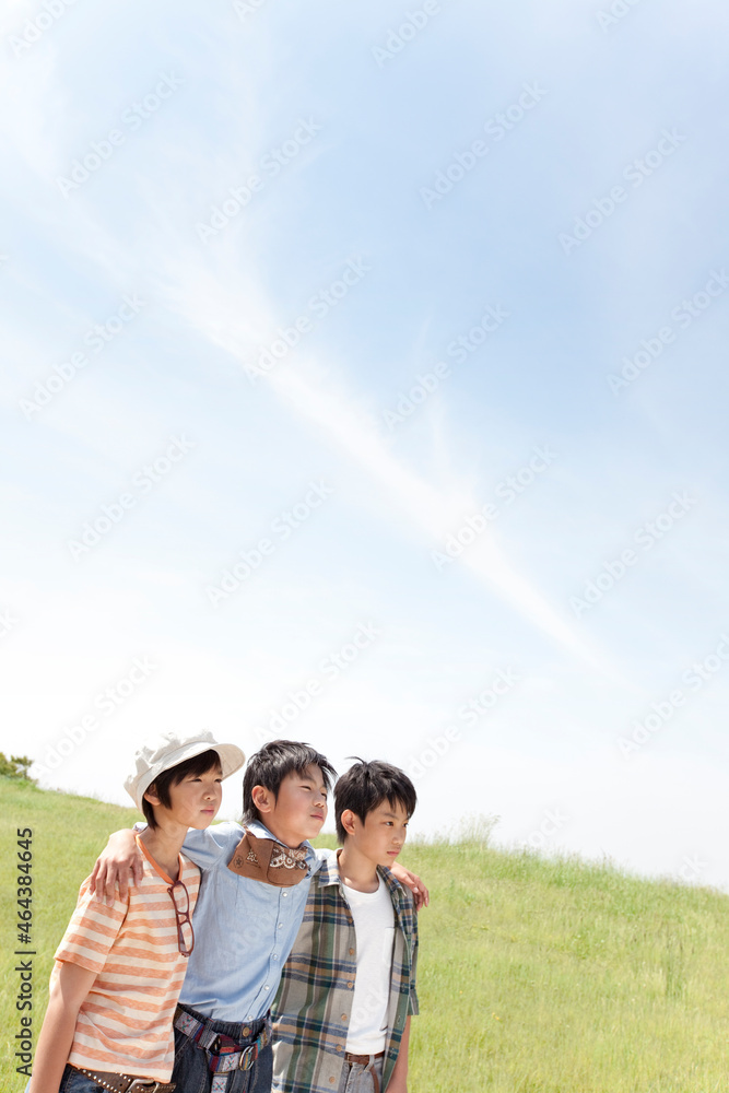 肩を組んでいる男の子3人