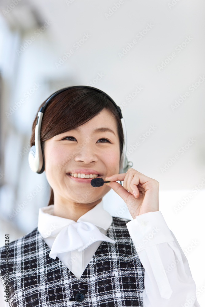 インカムをつけたビジネスウーマン