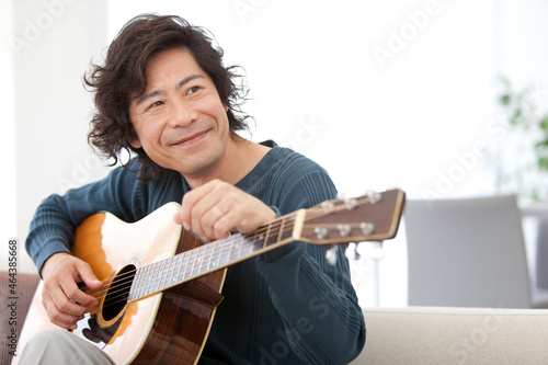ギターと中高年男性 photo