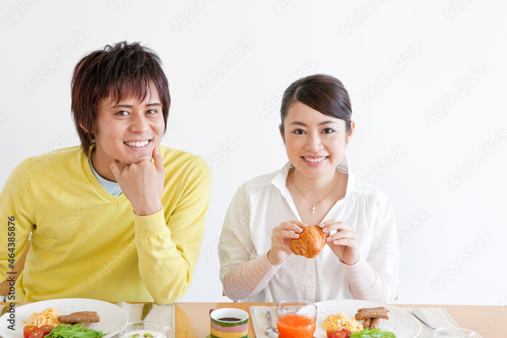 朝食を食べるカップル 朝食を食べるカップル