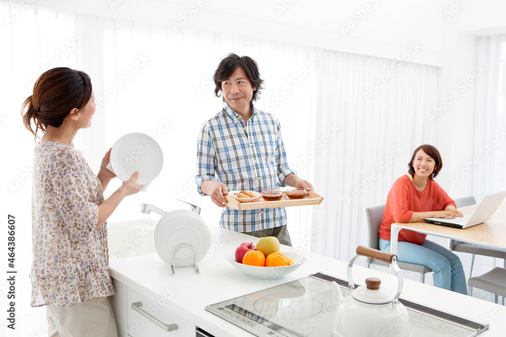 ダイニングキッチンでくつろぐ家族3人