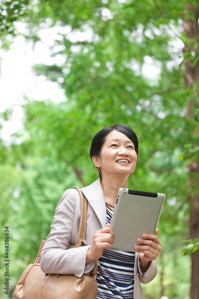 タブレットPCを操作している中高年女性