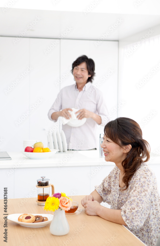 ダイニングキッチンでくつろぐ中高年夫婦 ダイニングキッチンでくつろぐ中高年夫婦