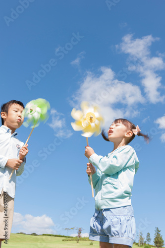 風車で遊んでいる男の子と女の子 photo