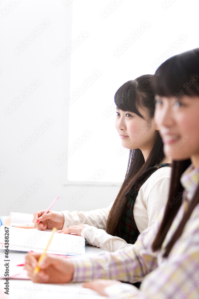 授業を受ける女子学生2人