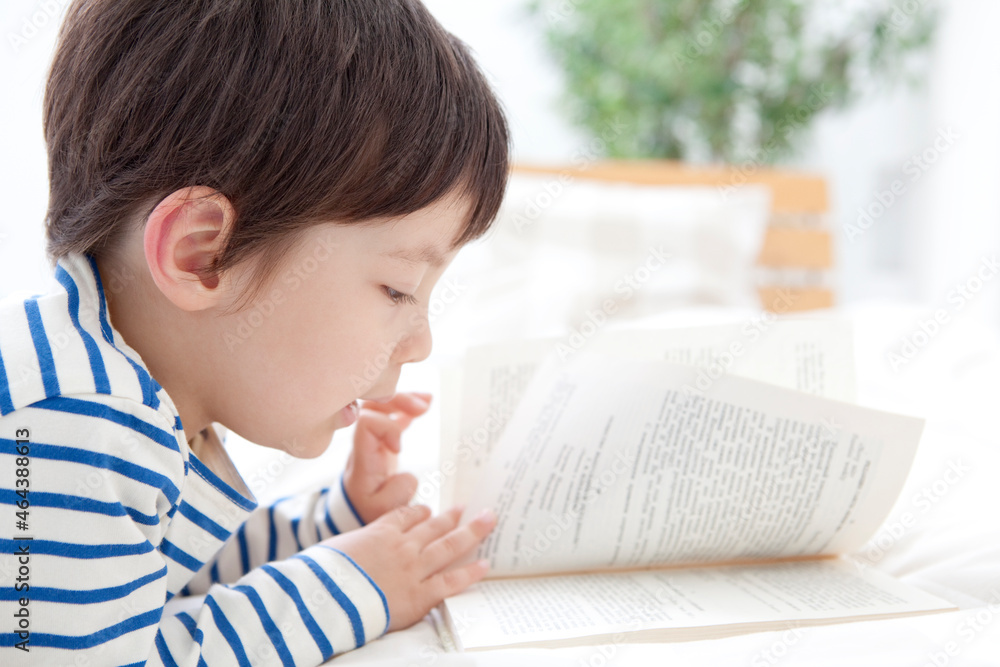 本を読んでいる男の子 本を読んでいる男の子