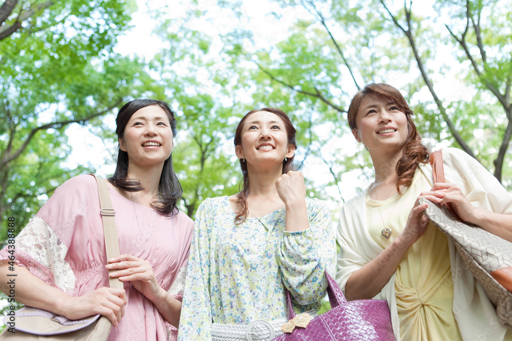 笑顔の中高年女性3人 笑顔の中高年女性3人