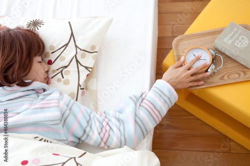 ベッドで眠っている女性