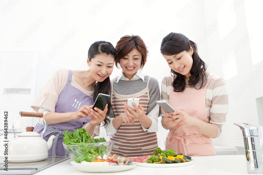 食材の写真を撮る中高年女性3人 食材の写真を撮る中高年女性3人