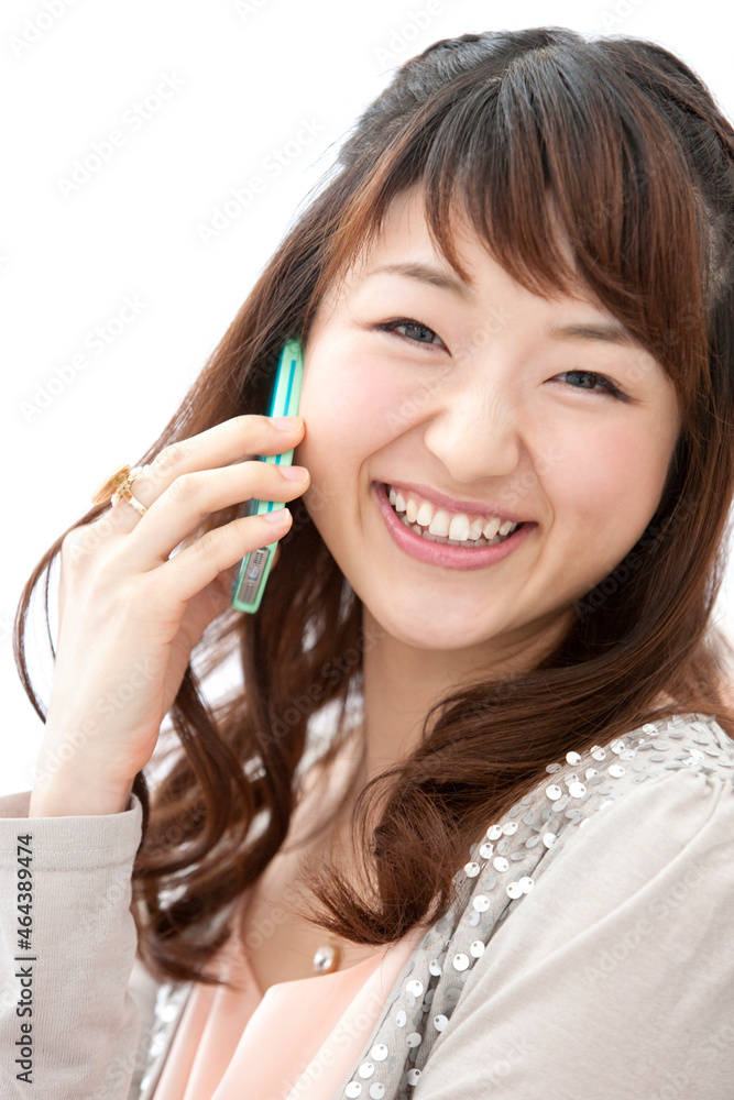 スマートフォンで電話している女性