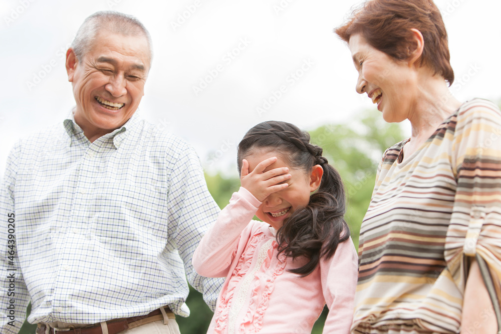 笑顔の老夫婦と孫 笑顔の老夫婦と孫