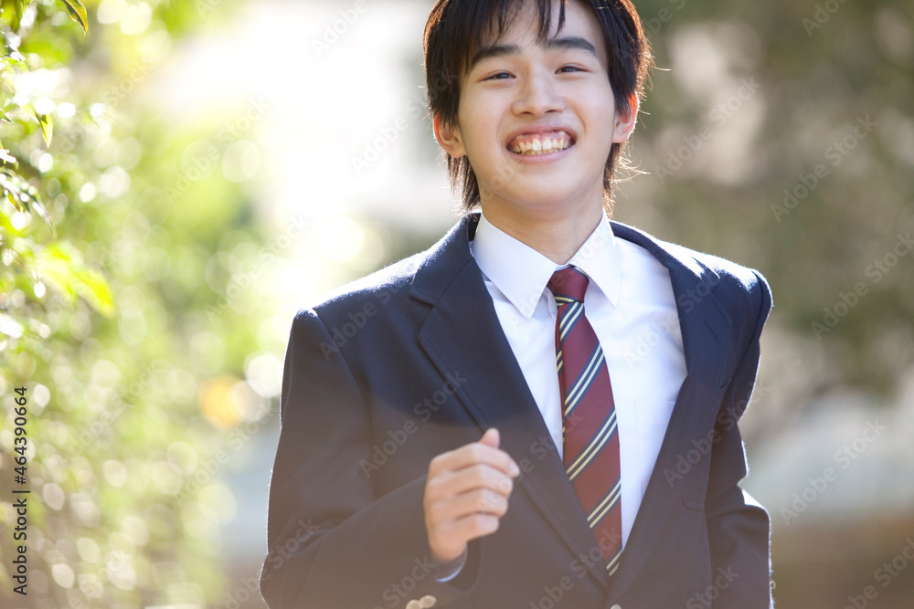 走っている男子学生