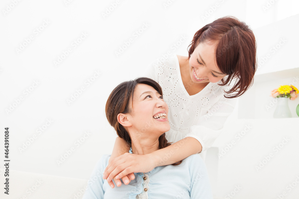 笑顔の母と娘 笑顔の母と娘