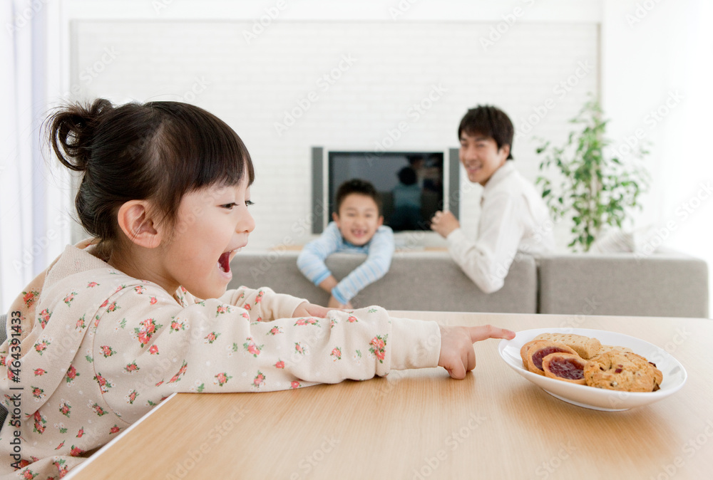 クッキーを指差す女の子