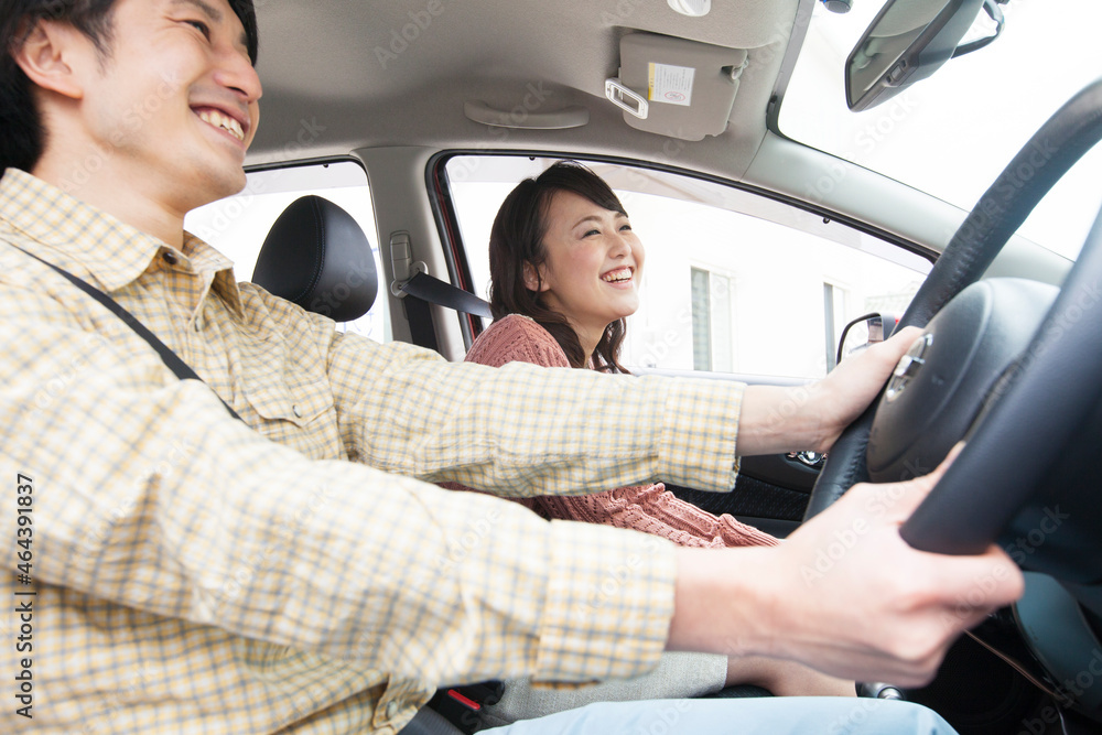 車内で会話している笑顔の夫婦 車内で会話している笑顔の夫婦