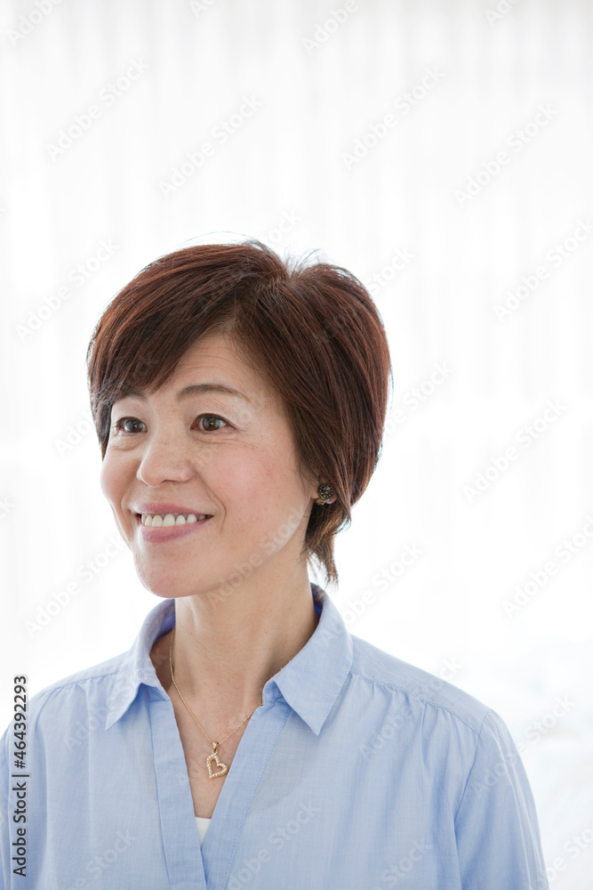 笑顔の中高年女性