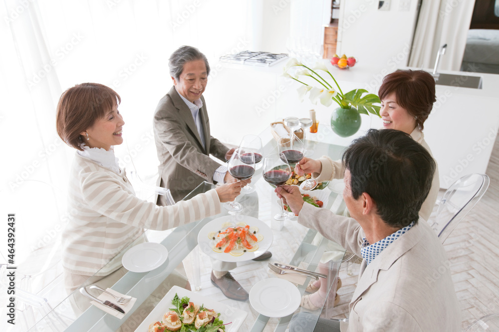 ワインで乾杯をする中高年男女4人 ワインで乾杯をする中高年男女4人
