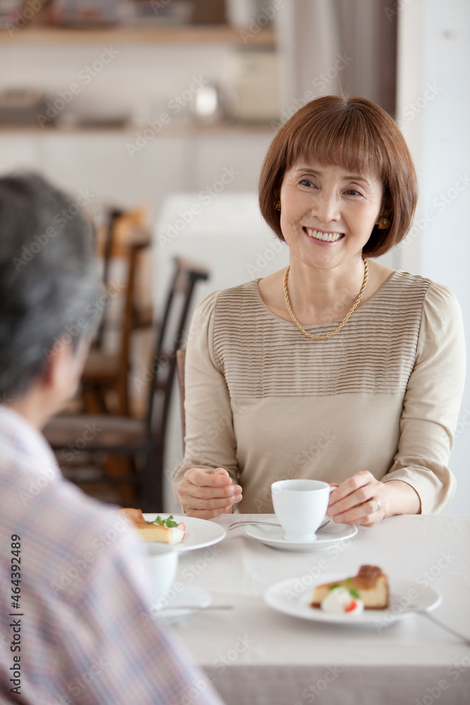 カフェで話をしている中高年女性 カフェで話をしている中高年女性