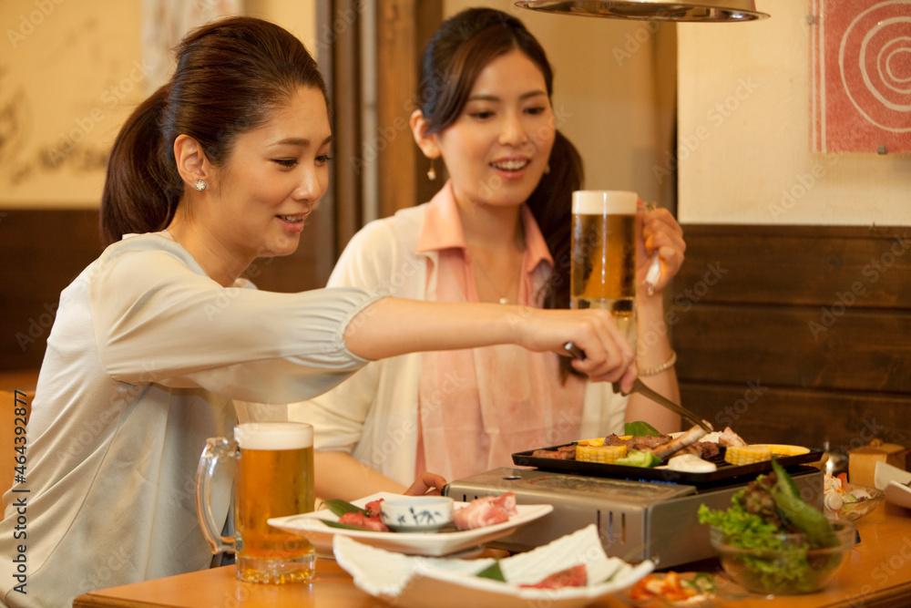 焼き肉を焼く女性