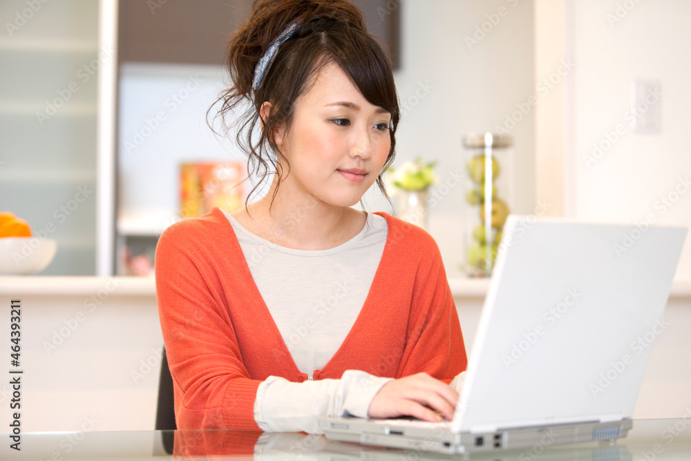 ノートパソコンを操作している女性 ノートパソコンを操作している女性